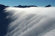 Tatry , zima, Kasprowy Wierch, widoczny wal halnego i chmury przelewajace przez Gran Glowna Tatr.