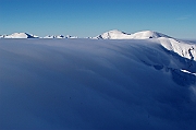 Tatry , zima, Kasprowy Wierch, widoczny wal halnego i chmury przelewajace przez Gran Glowna Tatr. W tle Czerwone Wierchy.