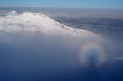 Tatry , zima, Kasprowy Wierch, widok na Giewont, widoczne Widmo Brockenu. Mamidlo gorskie, zjawisko Brockenu - rzadkie zjawisko optyczne spotykane w gorach, polegajace na odbiciu powiekszonego cienia obserwatora, niekiedy z teczowa obwodka (gloria), na chmurze. Nisko polozona chmura pelni role ekranu, jesli obserwator znajdzie sie miedzy nia a sloncem. Nazwa zjawiska podchodzi od szczytu Brocken w gorach Harz, gdzie po raz pierwszy zostalo zaobserwowane.