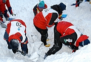 Tatry, zima. Lawina w Malej Swistowce, odkopujemy kolejne ciala, niestety lawina spadajac progiem skalnym do Malej Swistowki poobijala grotolazow o skaly i to bylo prawdopodobnie bezposrednia przyczyna ich smierci.