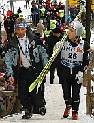 Puchar Swiata w skokach Zakopane 18.01.2004. Od lewej Hofer Walter (kier. zaw.) FIS i Herr Alexander GER 22 miejsce.