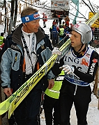 Puchar Swiata w skokach Zakopane 18.01.2004. Od lewej Hofer Walter (kier. zaw.) FIS i Herr Alexander GER 22 miejsce.