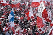 Puchar Swiata w skokach Zakopane 18.01.2004. Atmosfera wsrod bialo czerwonych dopisala, atmosfera pomimo zimy goraca. Kibice.