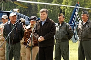 15-16 maja 2004 IX Miedzynarodowy Piknik Lotniczy Goraszka. Uroczyste otwarcie pikniku. Przemawia Minister Obrony Narodowej Jerzy Szmajdzinski.
Fot.Marcin Jozefowicz.