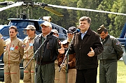 15-16 maja 2004 IX Miedzynarodowy Piknik Lotniczy Goraszka. Uroczyste otwarcie pikniku. Przemawia Minister Obrony Narodowej Jerzy Szmajdzinski.
Fot.Marcin Jozefowicz.