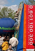 15-16 maja 2004 IX Miedzynarodowy Piknik Lotniczy Goraszka. Ratownicy TOPR asekuruja chetnych na sciance wspinaczkowej.
Fot.Marcin Jozefowicz