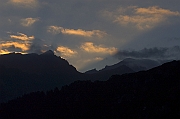 Gory, Tatry, jesien 2004, wschod slonca nad Grani Zabiego, poranne mgly.