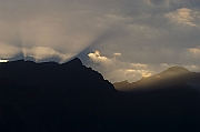 Gory, Tatry, jesien 2004, wschod slonca nad Grani Zabiego, poranne mgly.