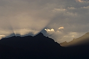 Gory, Tatry, jesien 2004, wschod slonca nad Grani Zabiego, poranne mgly.