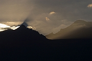 Gory, Tatry, jesien 2004, wschod slonca nad Grani Zabiego, poranne mgly.