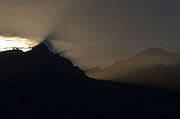 Gory, Tatry, jesien 2004, wschod slonca nad Grani Zabiego, poranne mgly.