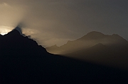 Gory, Tatry, jesien 2004, wschod slonca nad Grani Zabiego, poranne mgly.