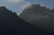 Gory, Tatry, jesien 2004, wschod slonca nad Grani Zabiego, poranne mgly.