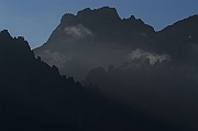 Gory, Tatry, jesien 2004, wschod slonca nad Grani Zabiego, poranne mgly.