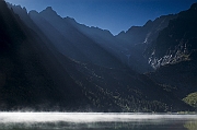 Gory, Tatry, jesien 2004, wschod slonca nad Morskim Okiem, poranne mgly. W tle otoczenie Czarnego Stawu z Rysami i Zabim Koniem.