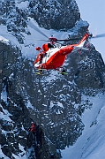 Tatry, zima, Hala Gasienicowa , smiglowiec Sokol podczas desantu ratownika TOPR , w tle Kozie Czuby, na pierwszym planie Filar Staszla opadajacy z Zadniego Granatu .