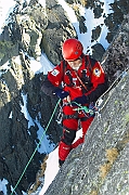 Tatry, zima, Hala Gasienicowa , ratownik TOPR Roman Kubin przygotowuje sie do zjazdu na linie .