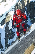 Tatry, zima, Hala Gasienicowa , ratownik TOPR Roman Kubin podczas zjazdu na linie .