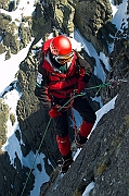 Tatry, zima, Hala Gasienicowa , ratownik TOPR Sebastian Szadkowski podczas zjazdu na linie .