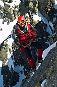 Tatry, zima, Hala Gasienicowa , ratownik TOPR Sebastian Szadkowski podczas zjazdu na linie .