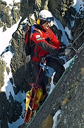 Tatry, zima, Hala Gasienicowa , ratownik TOPR Stanislaw Krzeptowski Sabala podczas zjazdu na linie z noszami .