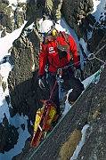 Tatry, zima, Hala Gasienicowa , ratownik TOPR Stanislaw Krzeptowski Sabala podczas zjazdu na linie z noszami .