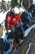 Tatry, zima, Hala Gasienicowa , ratownik TOPR Stanislaw Krzeptowski Sabala podczas zjazdu na linie z noszami .