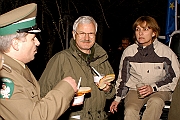 Lysa Polana Tatry 01.05.2004. Unia Europejska, wstapienie Polski do Unii Europejskiej, granica. Wczoraj przejscie graniczne pomiedzy Polska, a Slowacja, dzis granica wewnetrzna Unii Europejskiej. Ludnosc graniczacych gmin z Polski i Slowacji spotkala sie na granicy i zlikwidowala dzielace ich bariery. Na granicy spotkali sie rowniez przedstawiciele TPN (Dyr. Pawel Skawinski), TANAP i Strazy Granicznej.