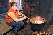 Polska, Witow Dlugoszowka, szalas - bacowka, sery owcze, oscypki, agroturystyka. Fot. Marcin Jozefowicz / REPORTER .