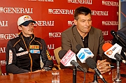 25.08.2007. Zakopane, Hotel Daglezja, Biuro Prasowe Skokow. Podpisanie umowy sponsorskiej pomiedzy Adamem Malyszem a Generali. Umowe z ramienia Generali podpisywal prezes zarzadu Grupy, Erich Fischer. N/z Adam Malysz i Eric Fisher
Fot. Marcin Jozefowicz/REPORTER