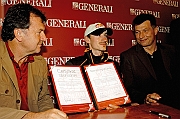 25.08.2007. Zakopane, Hotel Daglezja, Biuro Prasowe Skokow. Podpisanie umowy sponsorskiej pomiedzy Adamem Malyszem a Generali. Umowe z ramienia Generali podpisywal prezes zarzadu Grupy, Erich Fischer. N/z Edi Federer, Adam Malysz i Eric Fisher.
Fot. Marcin Jozefowicz/REPORTER