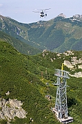 19.08.2007 Tatry , Kasprowy Wierch , remont kolejki linowej , montaz lozy na podporach. N/z smiglowiec Kamow K32 przenosi element loza na podpory. Montaz na 6 podporze.
Fot. Marcin Jozefowicz/REPORTER