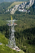 19.08.2007 Tatry , Kasprowy Wierch , remont kolejki linowej , montaz lozy na podporach. N/z smiglowiec Kamow K32 przenosi do Zakopanego zbedne czesci . Montaz na 6 podporze.
Fot. Marcin Jozefowicz/REPORTER