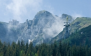 Tatry, PKL, 5 czerwca 2007. Modernizacja koleji linowej na Kasprowy Wierch, osadzone dzwigi w podporach pomagaja w stawianiu nowych podpor.
Fot. Marcin Jozefowicz