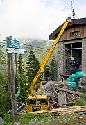 Tatry, PKL, Myslenickie Turnie. 5 czerwca 2007. Modernizacja koleji linowej na Kasprowy Wierch, rozladunek elementow podpor na Myslenickich Turniach.
Fot. Marcin Jozefowicz